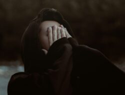 Sering Menyembunyikan Rahasia Bikin Mental Hancur? Ini Bukti Nyatanya!