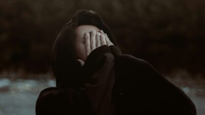Yuk, kenali dampak buruk sering menyembunyikan rahasia terhadap kesehatan mentalmu dan temukan buktinya di sini!