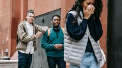 Malu atau Social Anxiety? Awas Jangan Asal Label!