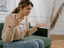 Ciri Keterikatan Trauma Hubungan Beserta Solusi Pemulihannya