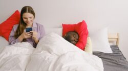 Illustration of Micro Cheating Pasangan: Tanda Halus yang Sering Tidak Disadari, Padahal Bisa Jadi Awal Pengkhianatan