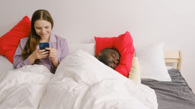 Illustration of Micro Cheating Pasangan: Tanda Halus yang Sering Tidak Disadari, Padahal Bisa Jadi Awal Pengkhianatan