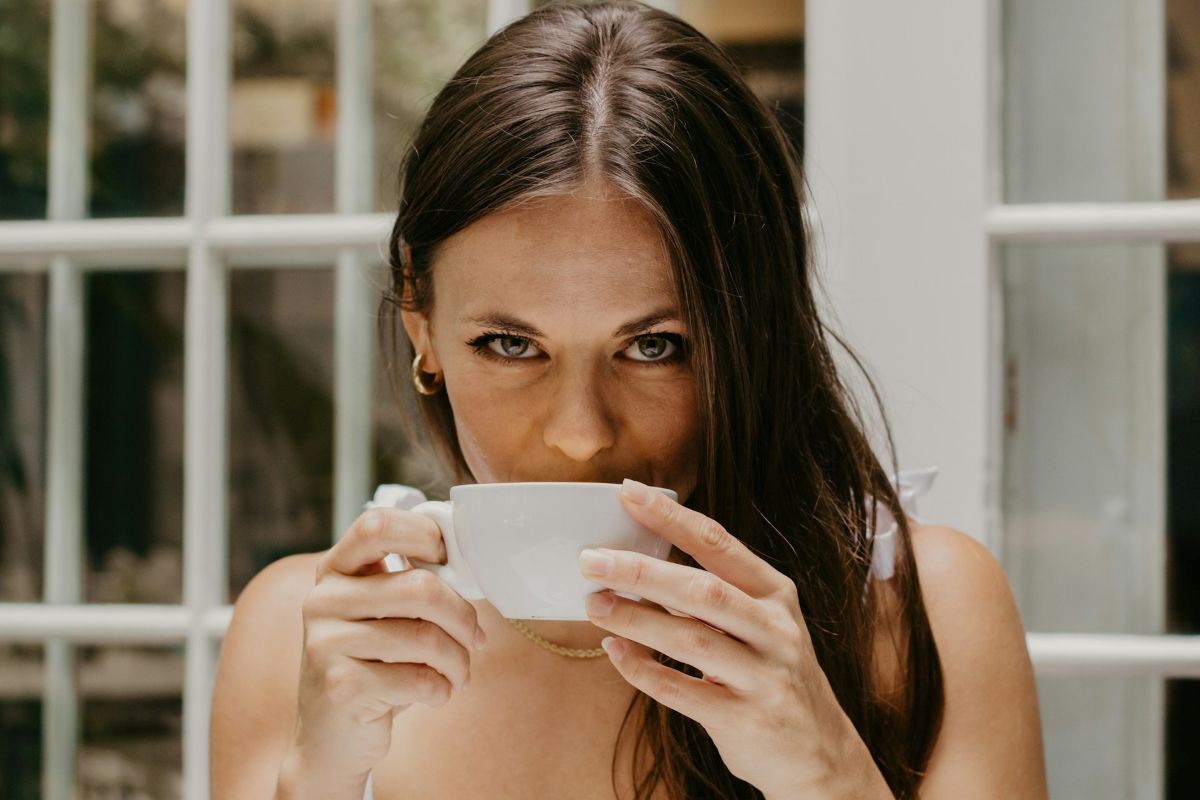 Bau seduhan kopi di pagi hari seolah menjadi alarm alami bagi jutaan orang di seluruh dunia. Bagi sebagian besar dari kita, secangkir cairan hitam pekat ini bukan hanya sekadar minuman, melainkan bahan bakar esensial untuk memulai hari. Dari ruang-ruang kantor korporat hingga kafe minimalis, kopi telah bertransformasi menjadi bagian dari gaya hidup modern. Namun, di balik kenikmatan rasanya yang khas dan kemampuannya mengusir kantuk seketika, tersimpan sebuah mekanisme biologis yang kompleks. Kafein, senyawa utama dalam kopi, bekerja langsung di dalam labirin organ paling rumit di tubuh manusia: otak. Pertanyaannya, sejauh mana pengaruh kopi otak manusia dalam menjalankan fungsi kognitif sehari-hari? Dan di titik mana stimulan ini justru berbalik menjadi pemicu kecemasan? Mari kita bedah bagaimana secangkir kopi berinteraksi dengan saraf Anda, mulai dari lonjakan fokus hingga potensi badai kecemasan yang kerap menyertainya. Anatomi Kafein di Dalam Otak: Mengapa Kita Merasa Terjaga? Untuk memahami bagaimana kopi mempertajam pikiran, kita harus melihat apa yang terjadi di tingkat mikroskopis saat kafein mengalir melalui pembuluh darah menuju otak. Sepanjang hari, seiring dengan aktivitas fisik dan mental yang Anda lakukan, otak secara alami memproduksi molekul bernama adenosin. Adenosin bertindak sebagai “rem” bagi sistem saraf pusat. Semakin lama Anda terjaga, semakin banyak adenosin menumpuk dan berikatan dengan reseptornya di otak. Akibatnya, aktivitas sel saraf melambat, dan Anda mulai merasakan kantuk yang mendalam. Di sinilah kafein masuk sebagai pemain pengganti yang lihai. Secara struktur kimiawi, kafein memiliki bentuk yang sangat mirip dengan adenosin. Ketika Anda menyeruput kopi, molekul kafein dengan mudah masuk ke dalam otak dan menempati reseptor adenosin tersebut tanpa memaktivasinya. Kafein bertindak sebagai blocker atau penghalang. Adenosin yang seharusnya membuat Anda mengantuk, kehilangan tempat bersandar. Akibat dari pemblokiran ini, sistem saraf Anda justru terpacu. Kelenjar pituitari di otak merespons situasi ini sebagai keadaan darurat ringan, lalu memicu kelenjar adrenal untuk memproduksi hormon stres seperti kortisol dan adrenalin. Jantung berdetak sedikit lebih cepat, tekanan darah meningkat, dan Anda merasa waspada, siap siaga, serta fokus secara instan. Pengaruh Positif: Memaksimalkan Kinerja Kognitif dan Memori Bukan tanpa alasan jika para pekerja kreatif, akademisi, hingga atlet mengandalkan kopi untuk mendongkrak performa mereka. Berbagai penelitian ilmiah telah lama membuktikan bahwa konsumsi kafein dalam takaran yang tepat memberikan dampak signifikan bagi ketajaman mental. Pertama, kopi meningkatkan kewaspadaan dan waktu reaksi. Sebuah studi neurosains menunjukkan bahwa kafein dapat mempercepat kemampuan otak dalam memproses informasi visual dan auditori. Ketika Anda harus menyelesaikan laporan mendesak di bawah tekanan waktu, kafein membantu mempersempit fokus, menyaring gangguan di sekitar, dan menjaga atensi Anda tetap terkunci pada satu tugas. Kedua, kopi memengaruhi neurotransmiter pengatur suasana hati, seperti dopamin dan norepinefrin. Dopamin adalah zat kimia di otak yang diasosiasikan dengan sistem penghargaan (reward system), motivasi, dan rasa senang. Peningkatan kadar dopamin inilah yang membuat Anda merasa lebih bersemangat, optimis, dan bahagia setelah menikmati secangkir espresso di pagi hari. Lebih dari sekadar mendongkrak energi jangka pendek, riset jangka panjang juga mengindikasikan bahwa konsumsi kopi secara teratur berkaitan dengan penurunan risiko penurunan kognitif di usia tua. Senyawa antioksidan polifenol yang melimpah dalam biji kopi terbukti melindungi sel-sel otak dari kerusakan oksidatif, serta berpotensi menekan risiko penyakit neurodegeneratif seperti Alzheimer dan Parkinson. Sisi Gelap Stimulan: Ketika Fokus Berubah Menjadi Rasa Cemas Kendati menawarkan segudang manfaat bagi produktivitas, kopi adalah pedang bermata dua. Ada garis tipis antara produktivitas yang dihasilkan oleh kafein dan kecemasan akut yang ditimbulkannya. Fenomena ini sering kali dialami oleh mereka yang gemar menenggak kopi secara berlebihan atau memiliki sensitivitas tinggi terhadap kafein. Bagaimana kopi memicu kecemasan? Jawabannya kembali pada lonjakan hormon adrenalin dan kortisol yang dipicu oleh kafein. Ketika reseptor adenosin diblokir secara masif, tubuh masuk ke dalam mode “lawan atau lari” (fight-or-flight). Secara evolusioner, mode ini dirancang untuk menyelamatkan diri dari ancaman fisik yang nyata, seperti serangan predator. Namun, di era modern, ancaman fisik tersebut tidak ada. Yang ada di depan Anda hanyalah layar laptop atau tumpukan dokumen kantor. Akibatnya, energi berlebih dan respons stres yang dilepaskan oleh kafein tidak tersalurkan dengan baik. Kondisi ini bermanifestasi secara fisik: jantung berdebar kencang (palpitasi), tangan gemetar (tremor), napas menjadi lebih pendek, dan pikiran melompat-lompat penuh kekhawatiran. Bagi individu yang memang memiliki riwayat gangguan kecemasan (anxiety disorder), konsumsi kafein bahkan bisa menjadi pemicu langsung serangan panik (panic attack). Gejala fisik dari overdosis kafein sangat mirip dengan gejala kecemasan klinis, sehingga otak salah mengartikannya sebagai situasi yang berbahaya, menciptakan lingkaran setan kepanikan yang sulit dihentikan sampai kadar kafein dalam darah menurun. Sensitivitas Individu: Mengapa Toleransi Setiap Orang Berbeda? Pernahkah Anda bertanya-tanya mengapa rekan kerja Anda bisa tidur nyenyak malam hari meski baru saja minum kopi di sore hari, sementara Anda langsung mengalami insomnia dan jantung berdebar hanya karena secangkir kopi susu di siang bolong? Jawabannya terletak pada genetika dan metabolisme tubuh. Di dalam hati manusia, terdapat enzim khusus bernama CYP1A2 yang bertanggung jawab untuk memecah dan memproses kafein. Kecepatan kerja enzim ini sangat bervariasi pada setiap individu berdasarkan cetak biru genetik mereka. Metabolis Cepat (Fast Metabolizers): Orang dengan tipe genetik ini mampu memecah kafein dengan sangat cepat di dalam tubuh. Mereka dapat menikmati beberapa cangkir kopi tanpa merasakan efek samping kecemasan yang berarti, dan kafein tidak mengganggu pola tidur mereka. Metabolis Lambat (Slow Metabolizers): Sebaliknya, individu dengan metabolis lambat membutuhkan waktu jauh lebih lama untuk membersihkan kafein dari aliran darah mereka. Secangkir kopi kecil di pagi hari masih bisa memberikan efek stimulan hingga sore atau bahkan malam hari, membuat mereka lebih rentan terhadap kegelisahan, gangguan tidur, dan rasa cemas berlebih. Selain faktor genetik, tingkat toleransi juga memengaruhi pengaruh kopi otak. Seseorang yang baru pertama kali minum kopi akan merasakan efek kejut yang sangat kuat dibanding peminum kopi harian yang reseptor otaknya telah beradaptasi dengan kehadiran kafein secara konstan. Menemukan Titik Keseimbangan: Tips Sehat Menikmati Kopi Kopi bukanlah musuh, selagi dikonsumsi dengan bijak dan memerhatikan sinyal yang dikirimkan oleh tubuh Anda sendiri. Agar Anda bisa terus menikmati manfaat kognitifnya tanpa harus terjebak dalam perangkap kecemasan, berikut adalah beberapa panduan praktis yang dapat diterapkan sehari-hari: Kenali Batasan Tubuh Anda: Badan pengawas obat dan makanan, seperti FDA, menyarankan batas aman konsumsi kafein bagi orang dewasa sehat adalah sekitar 400 miligram per hari, atau setara dengan empat cangkir kopi seduh standar. Jika Anda mulai merasa gelisah, tangan bergetar, atau sulit berkonsentrasi setelah cangkir kedua, itu adalah tanda jelas untuk berhenti. Perhatikan Waktu Konsumsi (Coffee Curfew): Waktu paruh (half-life) kafein di dalam tubuh manusia berkisar antara 3 hingga 7 jam. Ini berarti separuh dari jumlah kafein yang Anda minum masih aktif beredar di dalam darah setelah rentang waktu tersebut. Untuk menjaga kualitas tidur malam yang krusial bagi pemulihan otak, hindari konsumsi kopi setidaknya 6 hingga 8 jam sebelum waktu tidur Anda. Hindari Perut Kosong: Minum kopi pekat saat perut kosong dapat memicu lonjakan asam lambung sekaligus mempercepat penyerapan kafein ke dalam aliran darah secara drastis. Penyerapan yang terlalu cepat ini sering kali memicu lonjakan kecemasan dan rasa gugup yang intens. Usahakan untuk makan sesuatu atau setidaknya minum segelas air putih sebelum menikmati kopi pagi Anda. Padukan dengan L-Theanine: Jika Anda sangat sensitif terhadap efek cemas kafein namun tetap membutuhkan fokus tinggi, cobalah mencicipi matcha atau teh hijau, atau menambahkan asupan yang mengandung L-theanine. Asam amino ini terbukti secara ilmiah mampu meredakan efek samping stimulasi kafein yang berlebihan, menciptakan kondisi mental yang tenang namun tetap waspada. Secangkir kopi adalah instrumen yang luar biasa untuk merangsang kinerja otak, meningkatkan fokus, dan mengusir rasa lelah. Ia bekerja dengan cara menipu reseptor adenosin di otak, membuka jalan bagi lonjakan produktivitas yang mendalam. Namun, di balik potensi hebat tersebut, tersimpan risiko overstimulasi yang dapat memicu kecemasan, jantung berdebar, hingga gangguan tidur. Kunci utama dalam memanfaatkan pengaruh kopi otak secara optimal terletak pada kesadaran diri (self-awareness). Kenali bagaimana tubuh dan sistem saraf Anda merespons kafein, dengarkan batasan fisik Anda, dan nikmati kopi sebagai kawan setia dalam berkarya, bukan sebagai sumber stres baru dalam hidup Anda.