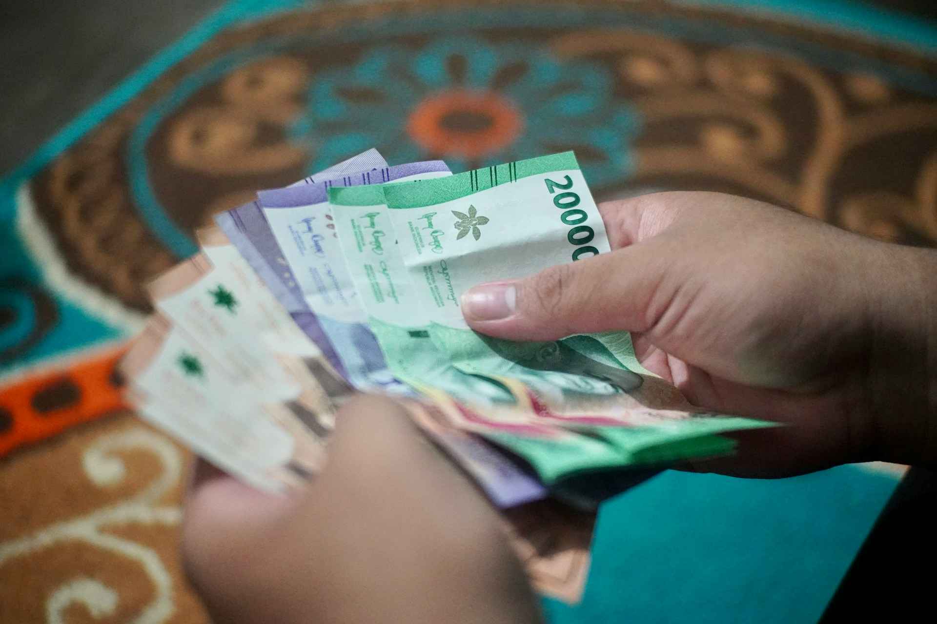 Yuk, kenali dan ubah berbagai kebiasaan finansial buruk agar impian cepat kaya tidak malah bikin dompet kering terus!