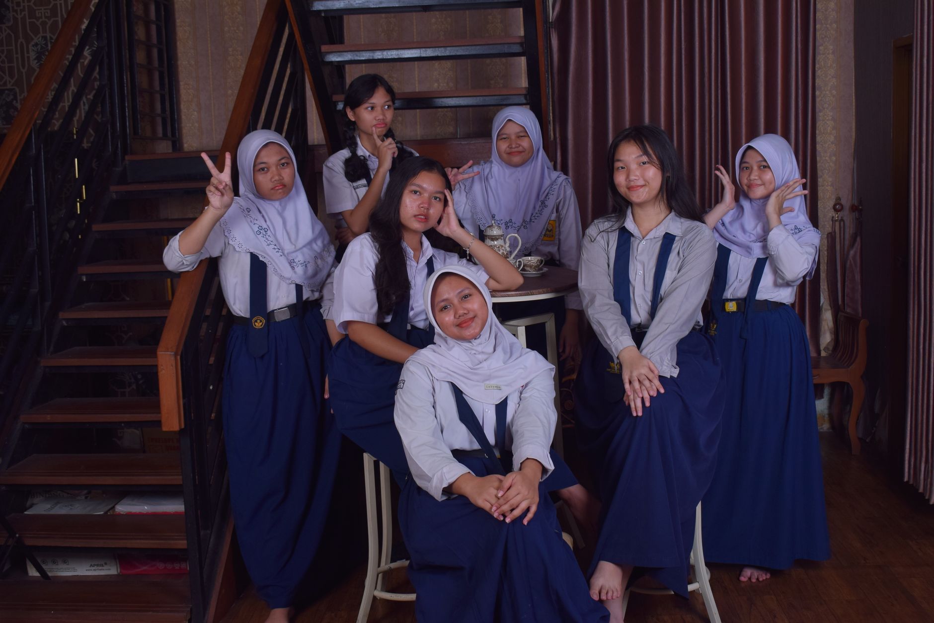Tujuh siswi berseragam berdiri bersama untuk edukasi pubertas remaja.