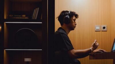 Mau tahu apa saja Rekomendasi Jenis Pekerjaan Remote Dari Rumah yang bisa bikin kamu cepat sukses finansial?