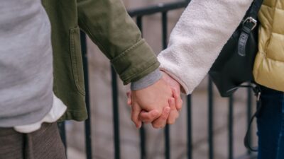 Yuk, kenali tanda pria bersikap serius lewat momen hangat dan penuh makna ini!