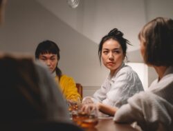 Nggak Perlu Sok Asik, Ini Ciri Orang yang Punya Daya Tarik Alami Tanpa Usaha!