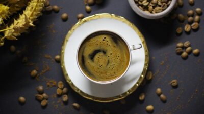 Yuk, kenali lebih dekat berbagai efek kafein bagi kesehatan jantungmu agar tetap bisa ngopi dengan aman!