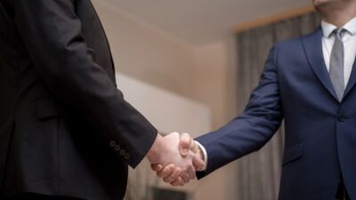Kuasai Bahasa Tubuh Karismatik Saat Kenalan!