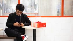 Yuk, kenali tanda pria mengagumi kita lewat cara chatnya biar nggak penasaran lagi!