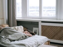 Sering Begadang? Sadari Dampak Pola Tidur Ini yang Bikin Mental Hancur dan Kerjaan Berantakan!