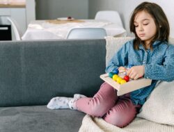 Tanda Anak Terlalu Keras pada Diri Sendiri, Ini Bahaya Banget Buat Kesehatan Anak!