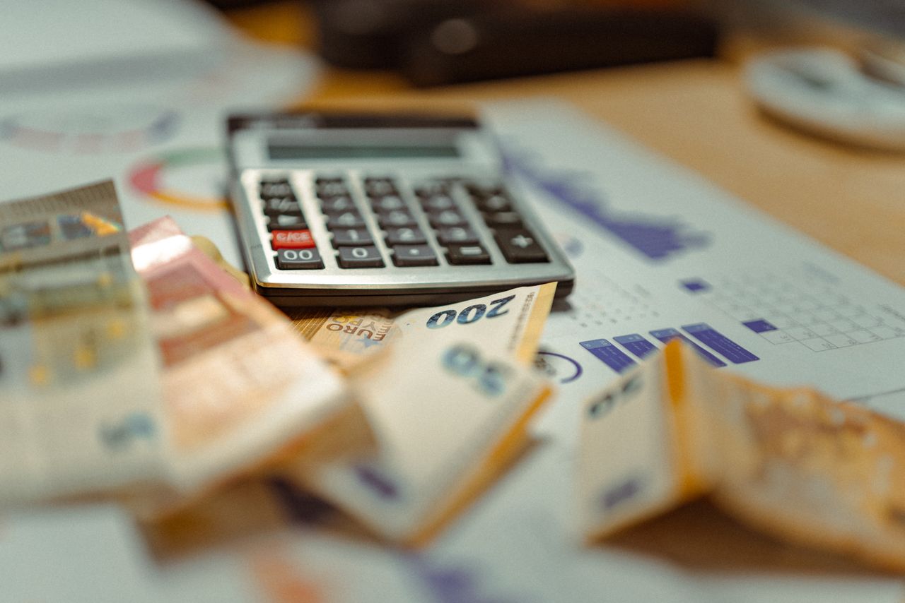 Yuk, terapkan tips pintar mengatur gaji UMR ini supaya keuangan makin sehat dan siap raih impian finansialmu!
