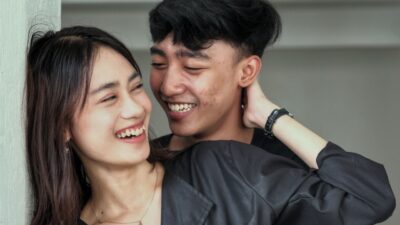 Penasaran dengan tanda-tanda tarikan fisik yang menunjukkan seseorang mengagumi pesona Anda?