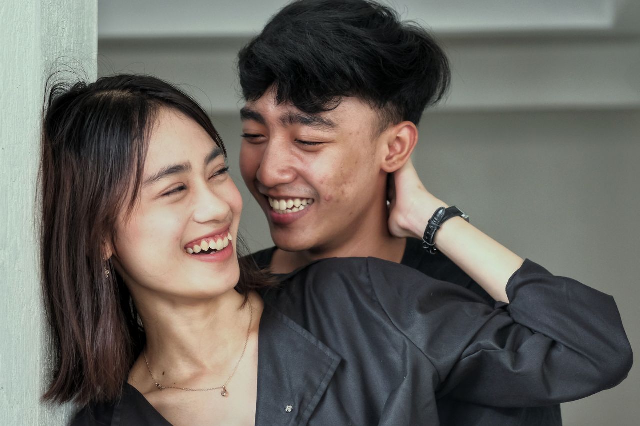 Penasaran dengan tanda-tanda tarikan fisik yang menunjukkan seseorang mengagumi pesona Anda?