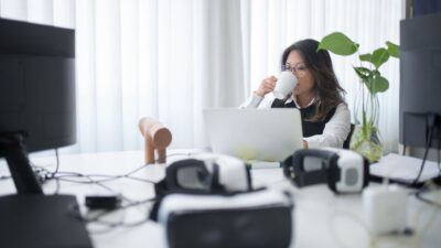 Di era AI yang semakin canggih ini, kuasai soft skill penting seperti kerja sama tim agar karier Anda tetap unggul!