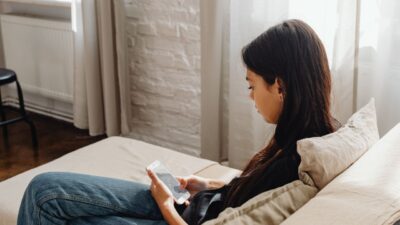 Yuk, kenali tanda-tandanya lewat tips membedakan pesan pria agar kamu nggak salah paham lagi!