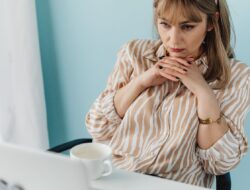 Cara Mengatasi Imposter Syndrome Biar Nggak Insecure Terus!
