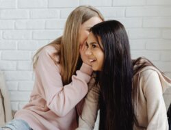 Jangan Pernah Bocorkan Rahasia Hubungan Ini ke Teman, ‘Ember’ Biasanya!