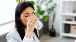 Yuk, jaga kesehatan kulitmu secara alami dan rahasia awet muda setiap hari hanya dengan rutin minum air putih!