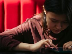 Stop Doomscrolling: Jangan Biarkan Stres Kuasai Harimu