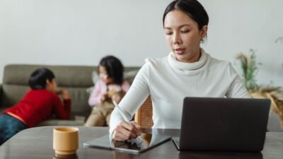 Yuk, intip rahasia sukses dan mandiri bagi para ibu rumah tangga agar tetap bisa berpenghasilan dari rumah!