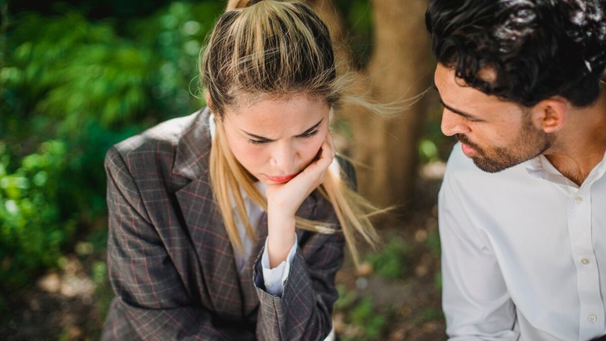 Yuk, kenali berbagai ciri pasangan fake-love biar kamu nggak salah pilih dan terjebak dalam hubungan yang salah!
