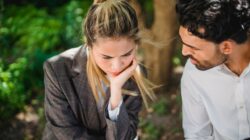 Yuk, kenali berbagai ciri pasangan fake-love biar kamu nggak salah pilih dan terjebak dalam hubungan yang salah!