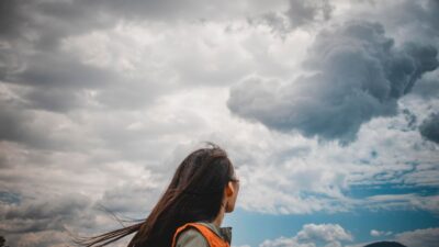 Yuk, hadapi hari-hari beratmu dengan menerapkan pola pikir positif agar hidup jadi lebih tenang dan bermakna!