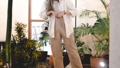 Gaya Santai tapi Berkelas! Cara Tampil Kece Pakai Busana Kasual Elegan