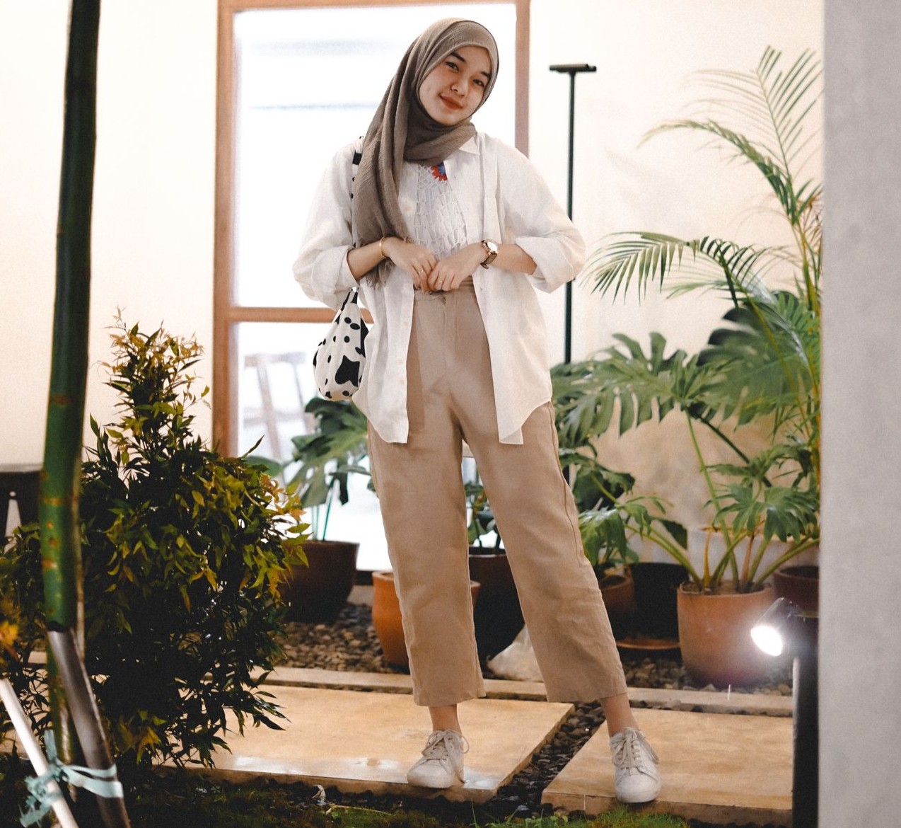 Gaya Santai tapi Berkelas! Cara Tampil Kece Pakai Busana Kasual Elegan