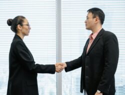 Gampang Banget! Cuma 3 Detik Bikin Aura Percaya Diri Depan Orang Baru
