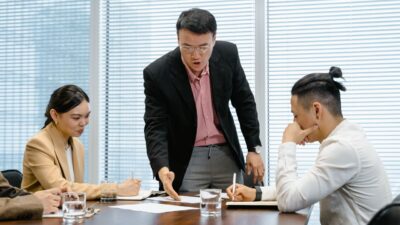 Kenali ciri pemimpin buruk sejak dini agar perusahaan Anda terhindar dari kehancuran!