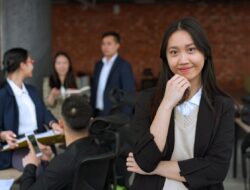Tanda Teman Dekat Diam Diam Lagi Cemburu Sama Kamu, Tapi Gengsi Mau Ngaku