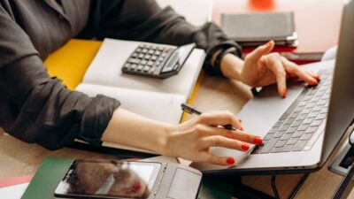 Yuk, bongkar kebenaran seputar mitos pengelolaan keuangan biar dompetmu nggak boncos terus tiap bulan sambil santai ngem
