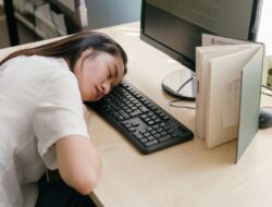 Sering Lembur Malam? Waspada Dampak Jam Kerja Shift yang Diam-Diam Merusak Tubuhmu!