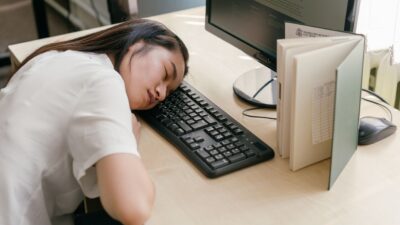 Yuk, kenali berbagai dampak jam kerja shift bagi kesehatanmu agar tetap bugar meskipun sering lembur!
