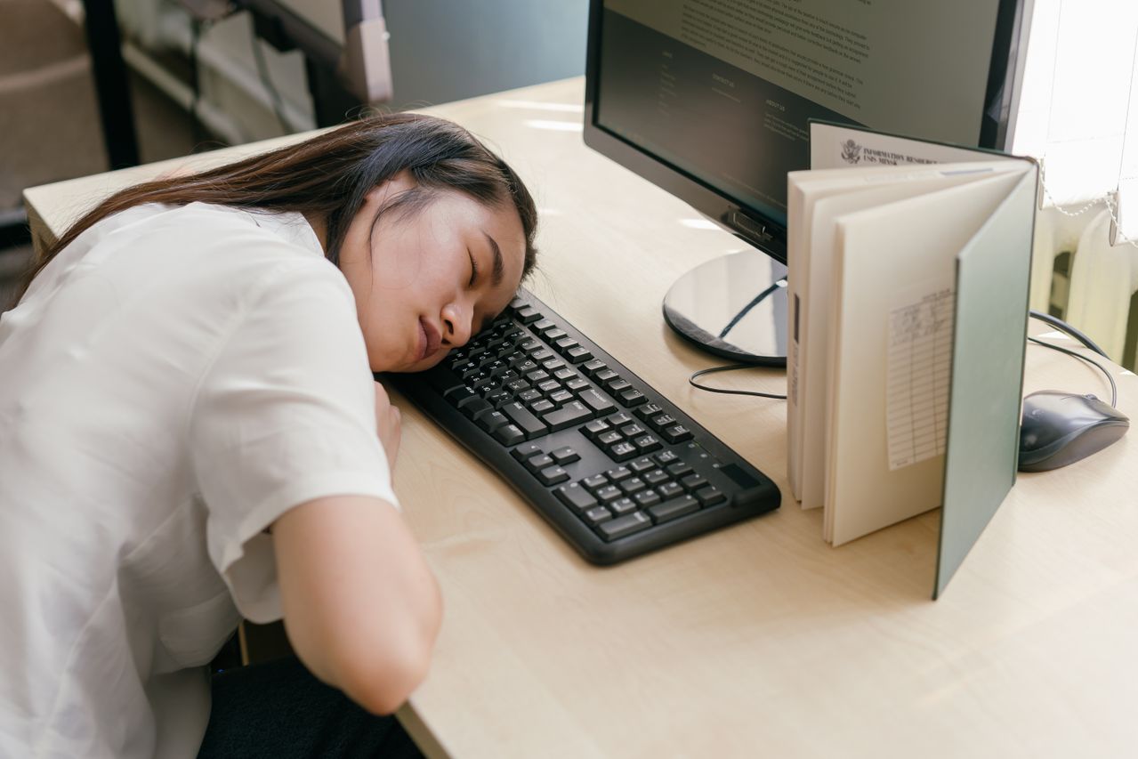 Yuk, kenali berbagai dampak jam kerja shift bagi kesehatanmu agar tetap bugar meskipun sering lembur!