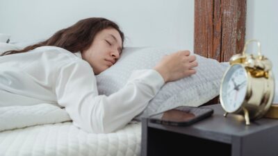 Temukan ketenangan pikiran dan tidur lebih nyenyak dengan menyimak cara efektif mengatasi rasa kecemasan malam hari ini!