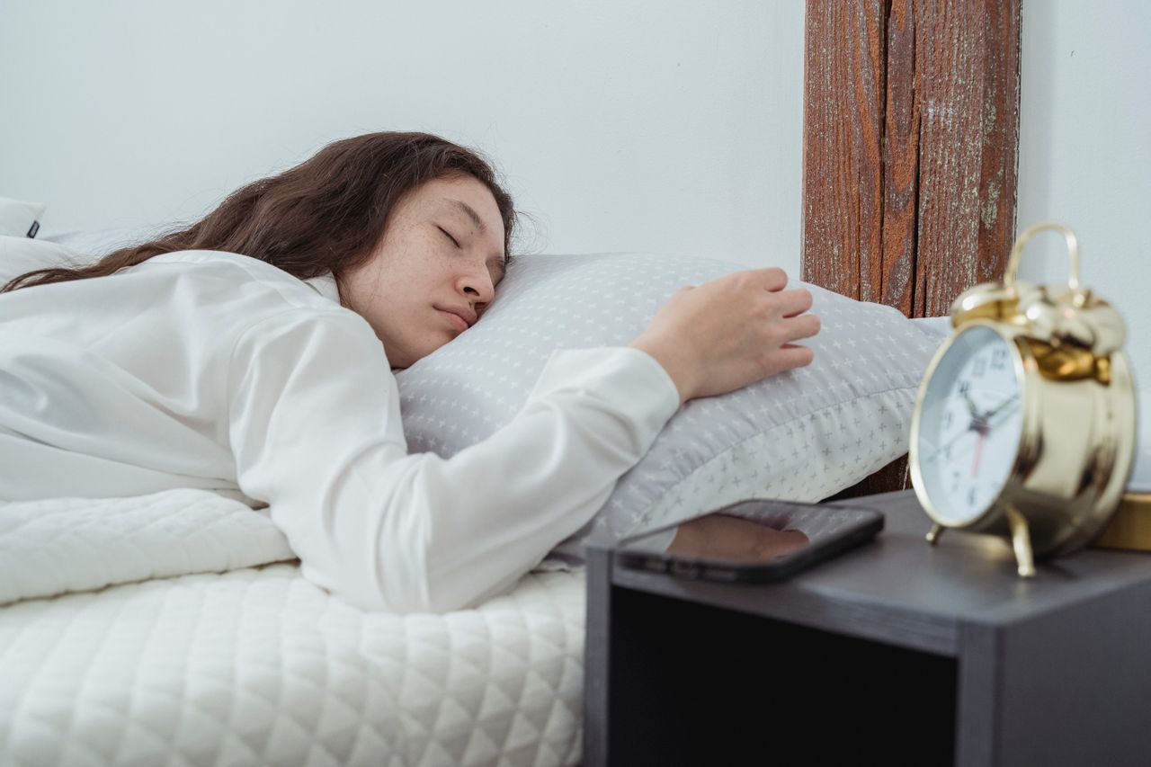 Temukan ketenangan pikiran dan tidur lebih nyenyak dengan menyimak cara efektif mengatasi rasa kecemasan malam hari ini!