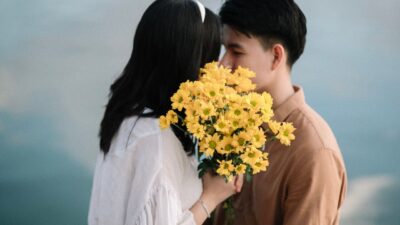 Yuk, kenali tanda-tanda love bombing agar kamu tidak terjebak dalam manipulasi yang berkedok cinta manis!