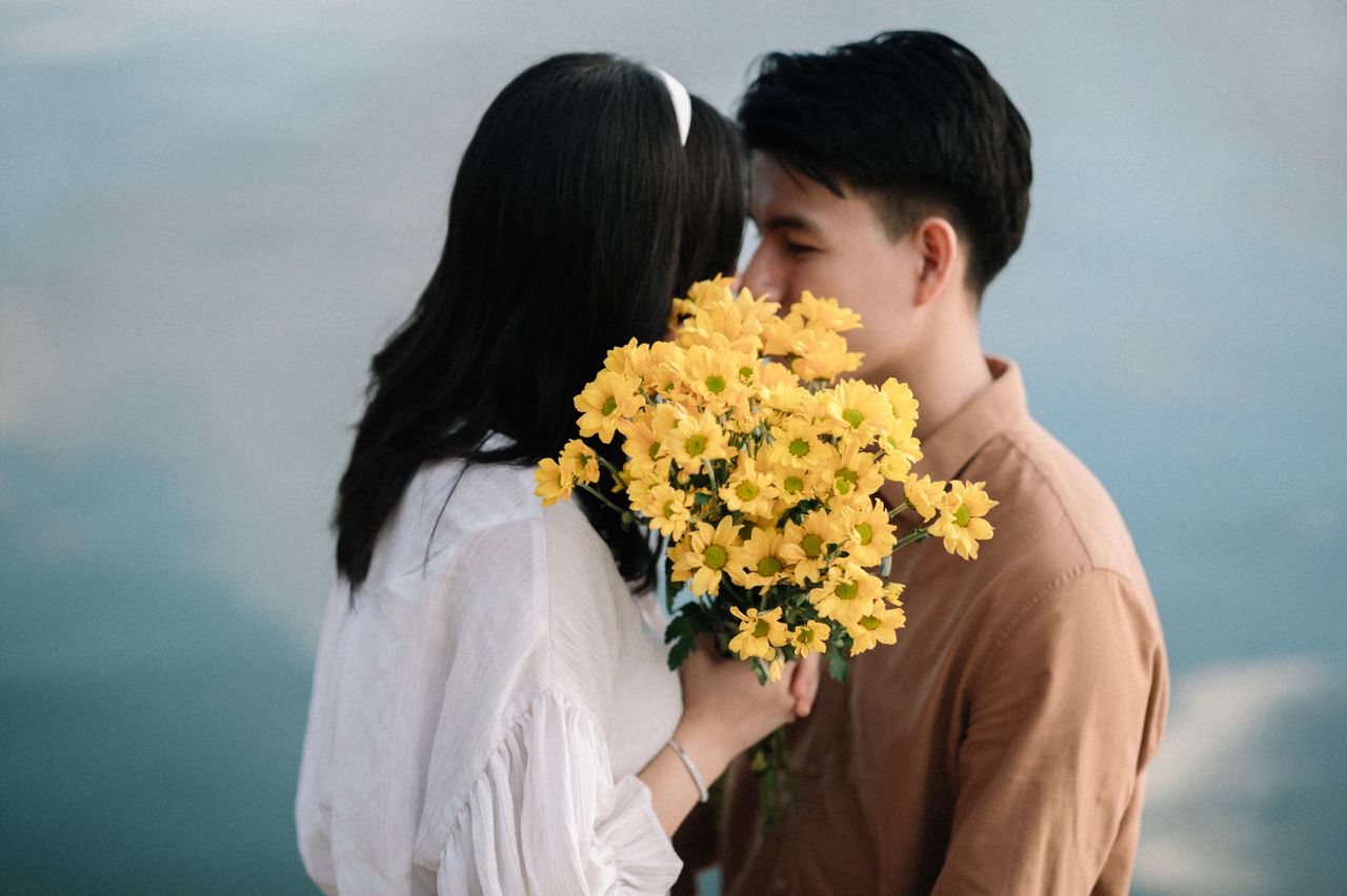 Yuk, kenali tanda-tanda love bombing agar kamu tidak terjebak dalam manipulasi yang berkedok cinta manis!