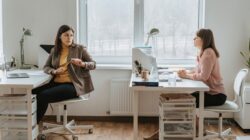 Jangan Asal Curhat! Ini Batasan Kerja yang Sering Dilanggar
