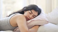 Yuk, terapkan tips mengatur pola tidur ini agar tubuhmu tetap fit dan produktif di tengah kesibukan kerja!