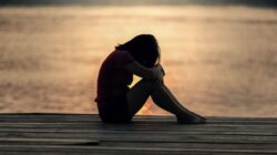 Sebelum buru-buru mencari pelarian baru, kenali dulu Bahaya Terburu Cinta agar niat move on tidak malah bikin mentalmu hancur