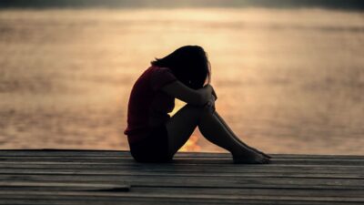 Sebelum buru-buru mencari pelarian baru, kenali dulu Bahaya Terburu Cinta agar niat move on tidak malah bikin mentalmu hancur