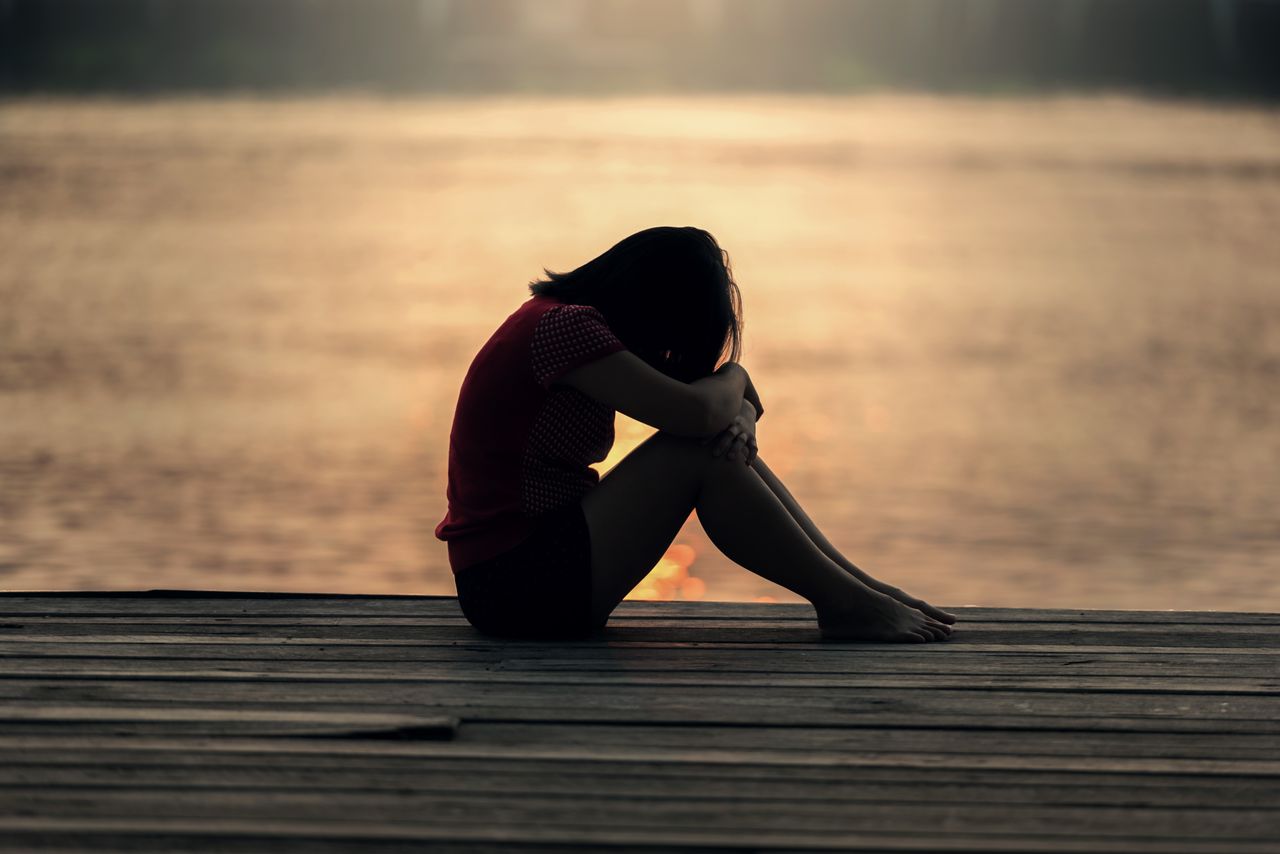 Sebelum buru-buru mencari pelarian baru, kenali dulu Bahaya Terburu Cinta agar niat move on tidak malah bikin mentalmu hancur