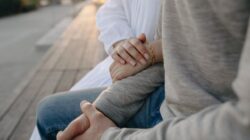Yuk, kenali berbagai tanda jatuh cinta yang tulus dan rasakan kehangatannya di setiap momen kebersamaan kalian!