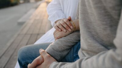 Yuk, kenali berbagai tanda jatuh cinta yang tulus dan rasakan kehangatannya di setiap momen kebersamaan kalian!